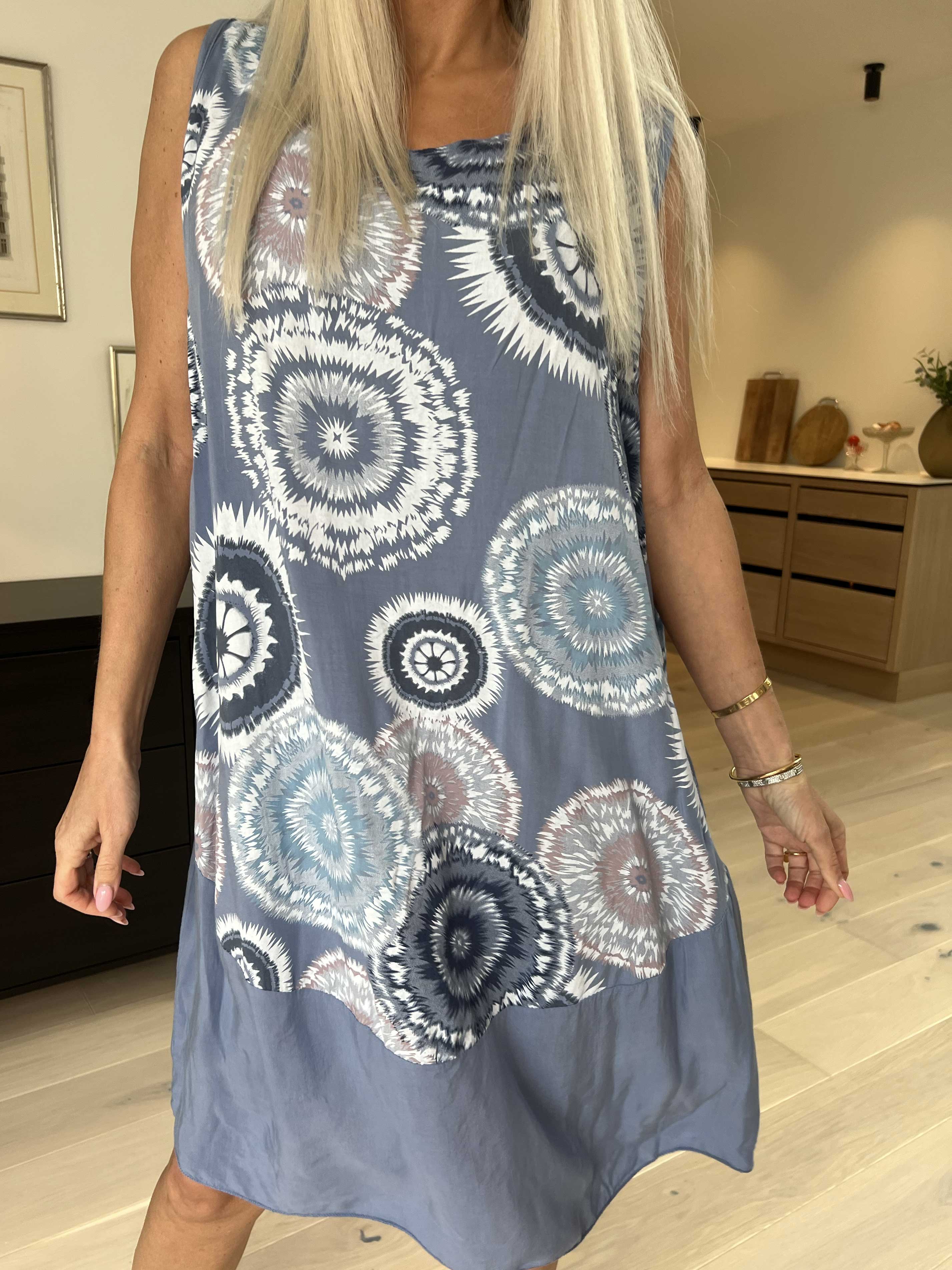 Valerie - Sommarklänning i lätt viskostyg med breda axelband